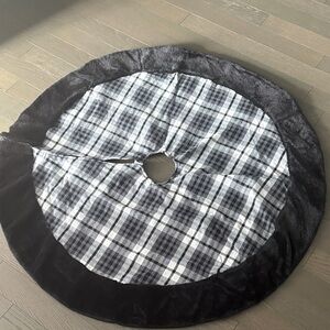 Plaid Tree Skirt with Black Border